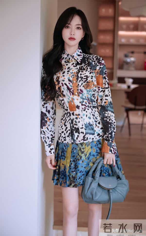 唐嫣今日上海进博会出席活动,穿浅蓝色印花桑蚕丝连衣裙好漂亮