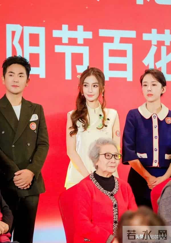 杨颖空降红蜻蜓直播间!素颜皮肤蜡黄有黑眼圈,仅露脸几秒引热议