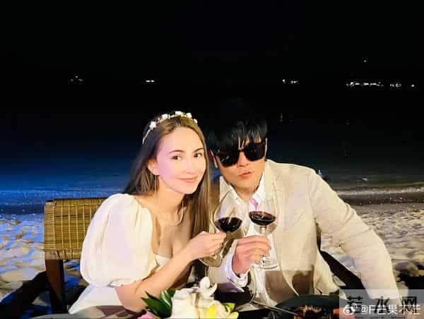 周杰伦纪念出道25周年发长文,昆凌回复:你忘了写,话也变多了些