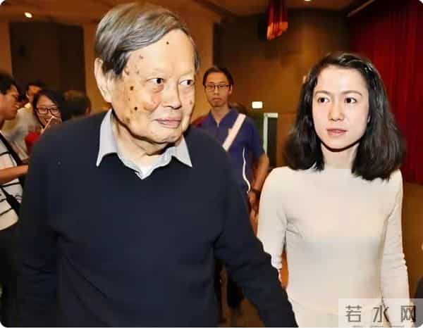 杨振宁先生离去才半个月，所有人的目光又聚焦在了翁帆身上。