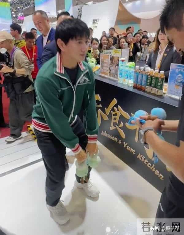 55岁吴奇隆在上海参加展会,他看着好普通,身材五五分 脸却好年轻