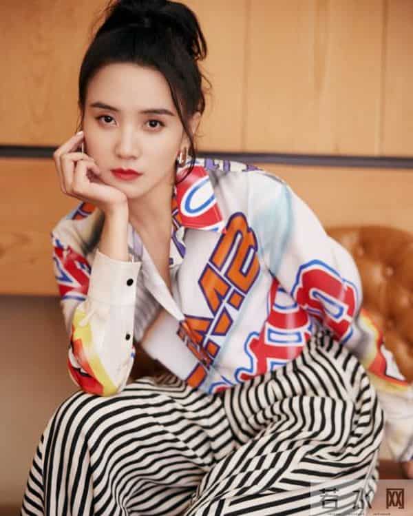 人民日报“点名”刚1个月，宋佳因一个举动，再令所有人刮目相看