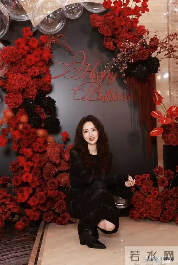 董璇46岁生日照难掩孕味，捧蛋糕真的很有气质，女儿小酒窝好漂亮