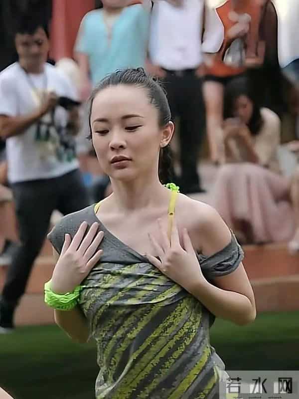 霍思燕这件衣服太宽松了吧,练个瑜伽都快走光了,是故意的吧