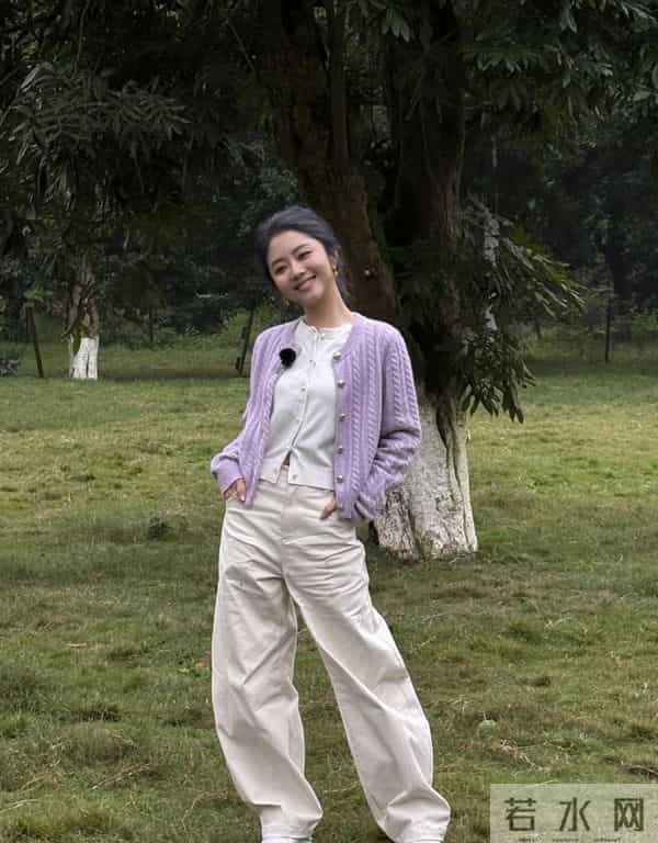 谭松韵回泸州老家录综艺,穿香芋紫的她娇小又甜美,一点不像35岁