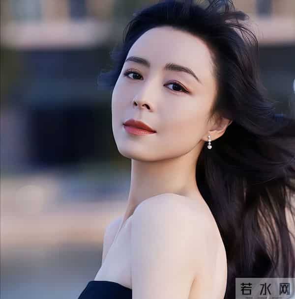 59岁蒋雯丽现状,定居国外,又瘦又老,一代女神消失不见