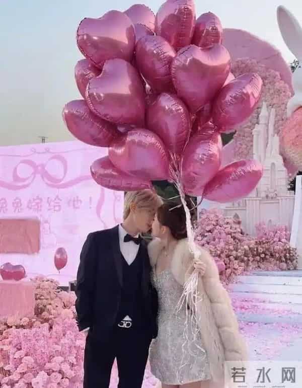 鹿哈官宣领证!8 年爱情长跑终成正果,娇妻身材火辣,夫妻相拉满