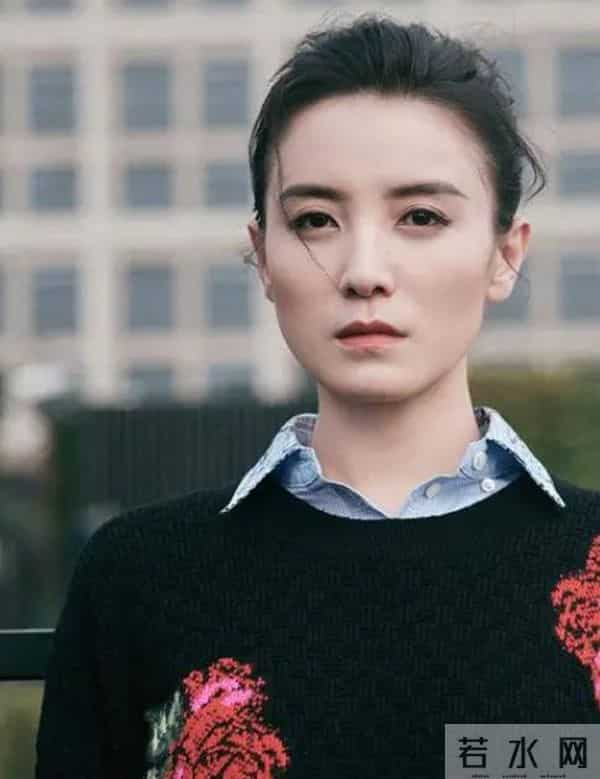 人民日报“点名”刚1个月，宋佳因一个举动，再令所有人刮目相看