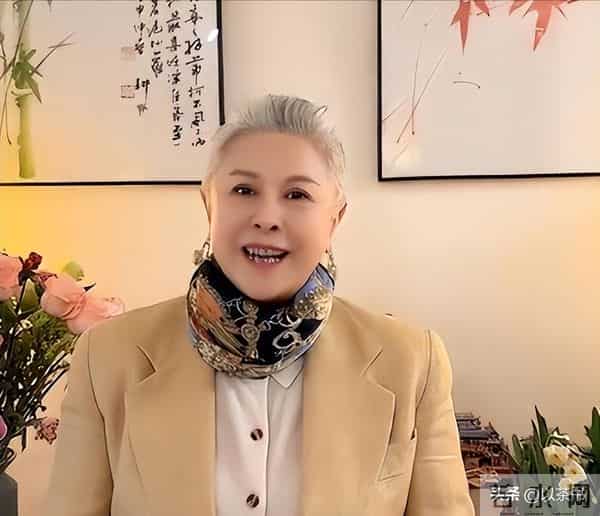 她曾力压王菲、惊艳春晚,却因投资失败成穷光蛋,如今老到认不出