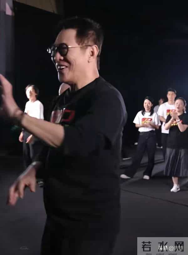 李连杰出院后状态回春,眼神凌厉身形矫健,与之前反差巨大