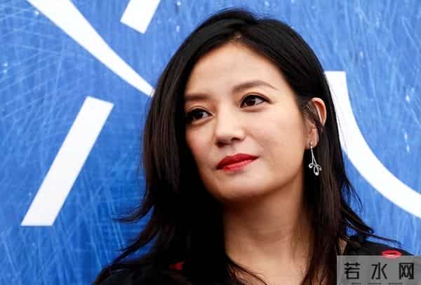 封杀4年，49岁赵薇近照模样大变，胃癌传闻真相大白，难走回头路