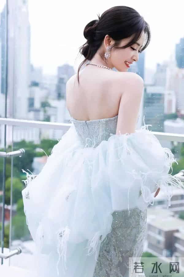 沈月一袭抹胸白色礼服裙，好美好惊艳