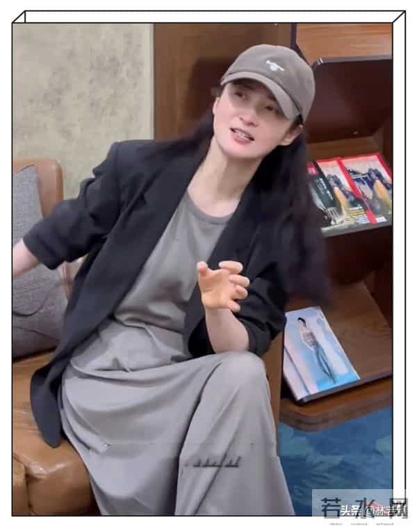 50岁蒋勤勤现身成都机场吃面,素颜皮肤白皙,打扮时髦 少女感十足