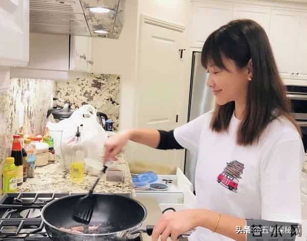 51岁徐静蕾近况曝光：没结婚但有伴侣，定居美国6年，吃成胖美人