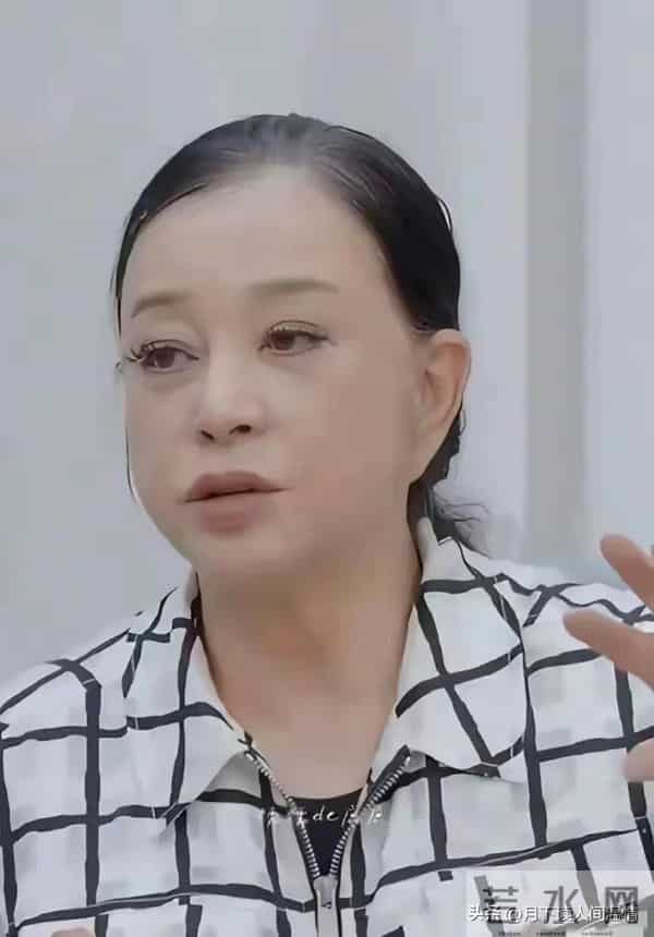 75岁刘晓庆不戴假发好看多了,真面目示人大方自然,秃顶严重老了