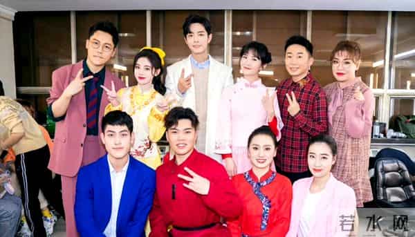 肖战合影太突出了，好像为他开了柔光~