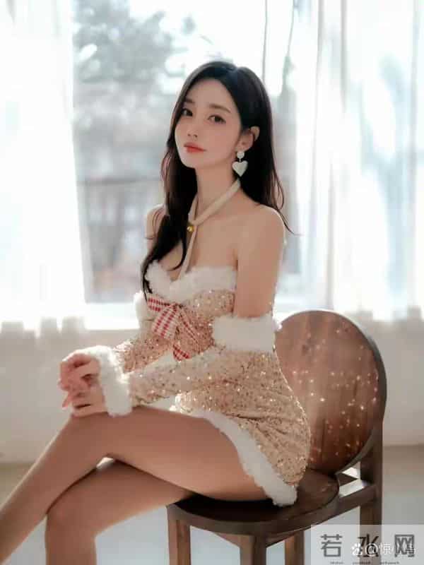 孙允珠,性感挂脖吊带裙,又欲又迷人,挂脖上的铃铛更是点睛之笔