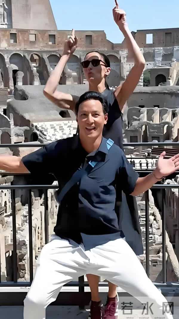 吴彦祖晒与妻子合影!Lisa皮肤粗糙褶多还秃顶,网友:以为是兄弟