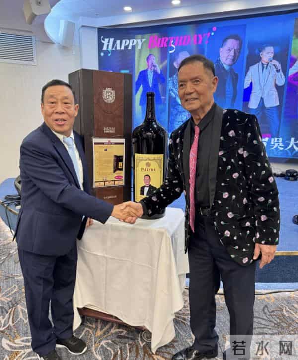 TVB艺人74岁大寿设宴27桌,妻儿陪伴上台切蛋糕,四个儿子来了仨