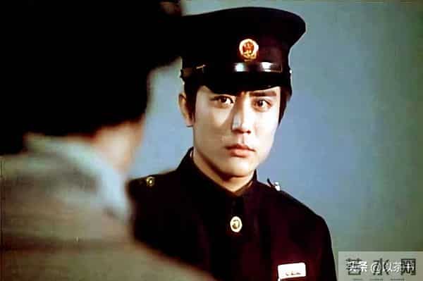 他曾是北影厂第一美男，退居幕后20年担任制片人，如今老的不敢认