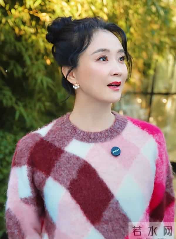 王艳立冬美出圈，彩色菱格毛衣搭丸子头，气质优雅美得好高级