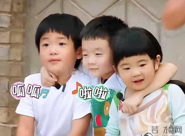 费曼与杨阳洋香港重聚,满嘴黄牙头秃油腻,举止怪异被曝有自闭症