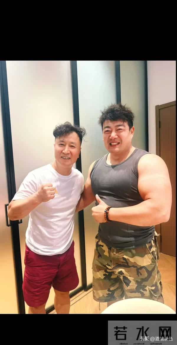 他靠《亮剑》火遍全国,如今55岁白发丛生,一身肌肉太亮眼