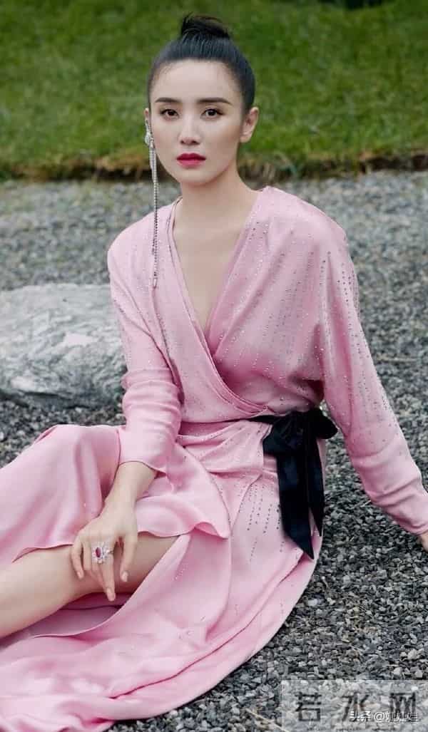 有种“夺命的刀”,叫宋佳的腰;有种“夺人的魂”,叫宋佳的臀