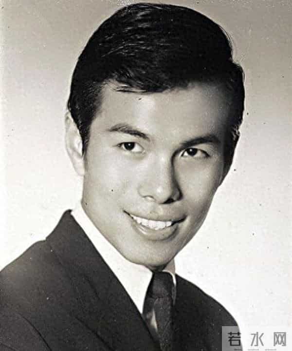 香港著名男星再婚娶小19岁妻子，猝死在拍戏现场，曾被绑架勒索