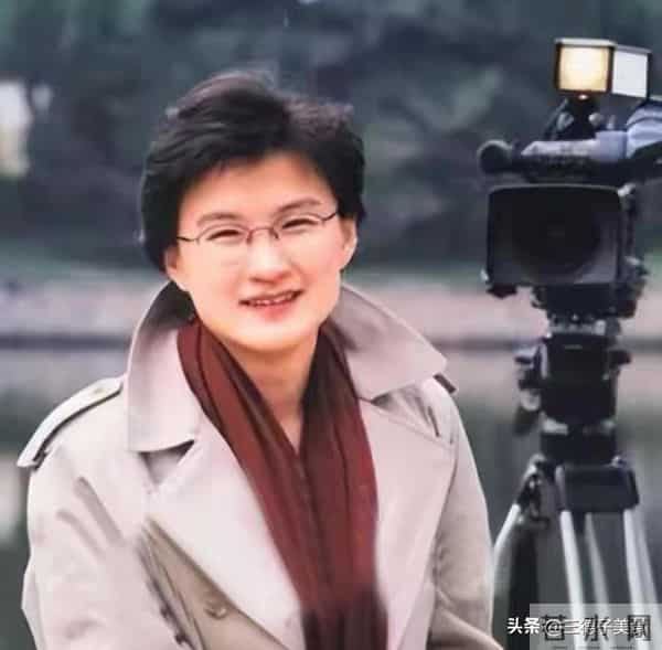 原来他们是夫妻,两位央视主持人低调多年,如今一家三口很幸福