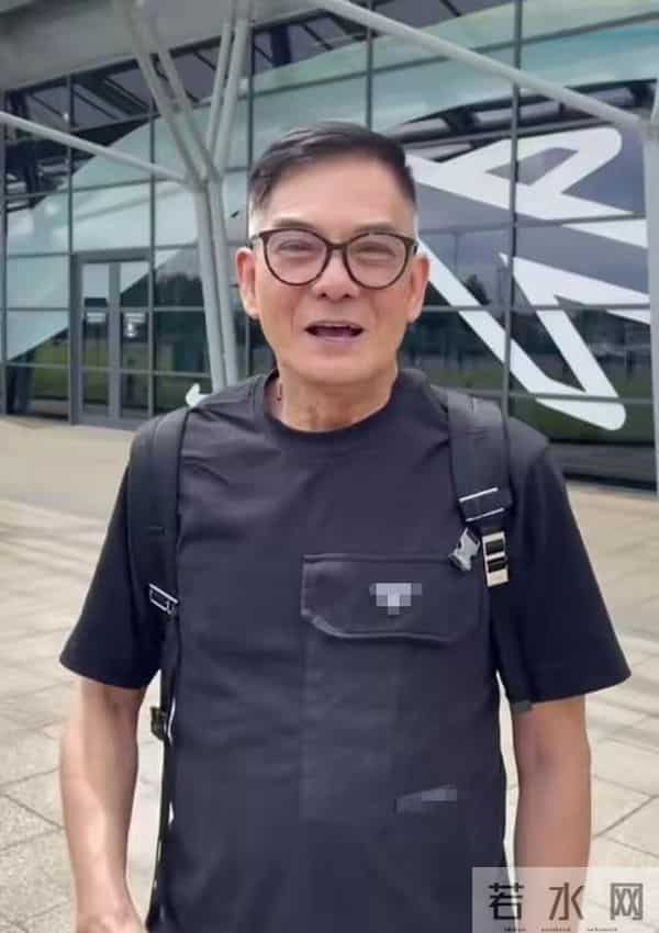 TVB星二代当父亲面,狂摸肌肉男,表情极其夸张,引发网民热议