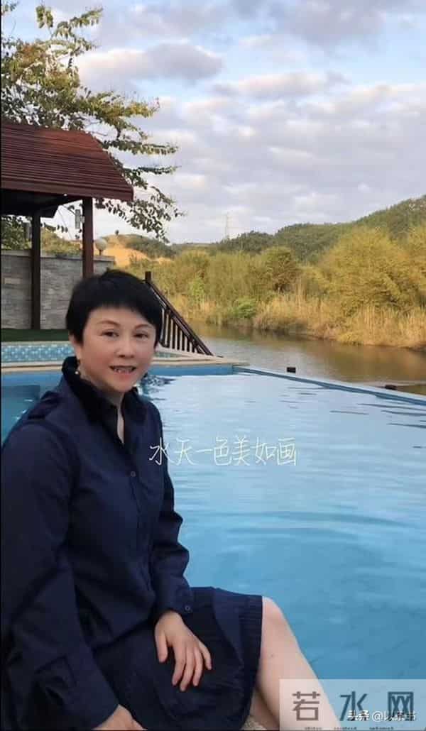她曾力压王菲、惊艳春晚,却因投资失败成穷光蛋,如今老到认不出