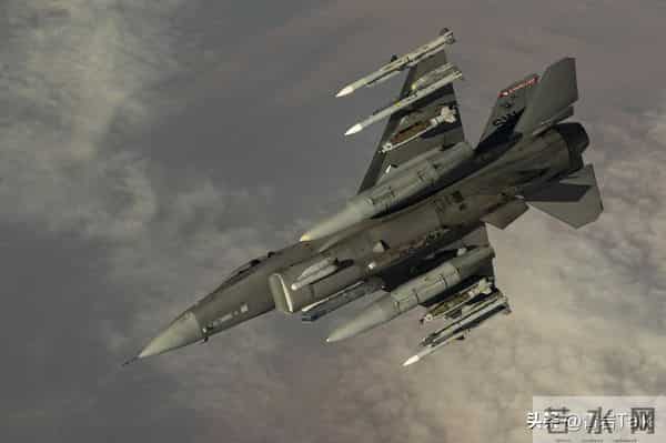 总统都救不了？朱莉33岁司机访乌遭征兵，90天动员令下难逃前线？