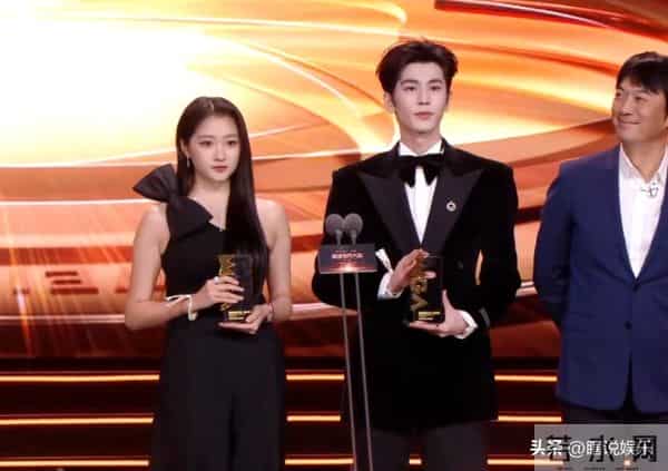 分手传闻仅7月，关晓彤高调官宣喜讯，全网恭喜，终于等到这一天