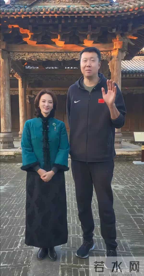 刘芳菲身高174,王治郅214,虽然身高差距悬殊,刘芳菲还真不低