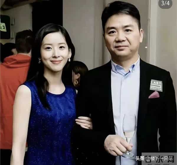 章泽天烫发翻车后 听劝拉直笑容灿烂 和刘强东同框不再唯唯诺诺