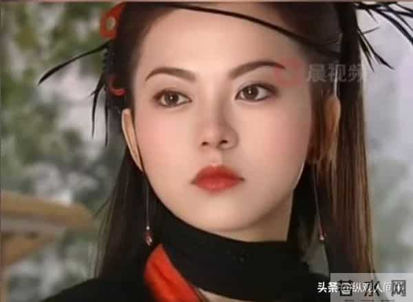 李湘在机场因身材问题被怼到“黑脸”，翻出十年前瘦照反击，好美