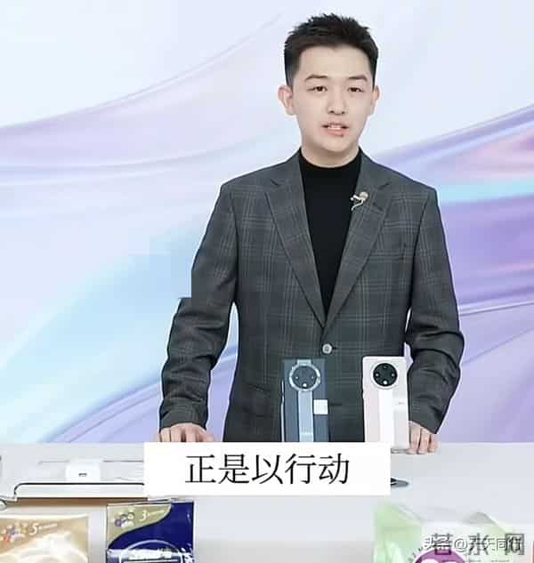 董董今早上海进博会开场霸气十足，流利的播音腔不亚于央视主持人