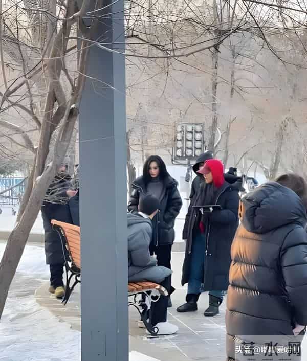 刘诗诗哈尔滨被偶遇,羽绒服搭配棉裤保暖又时髦,37岁仍美得发光