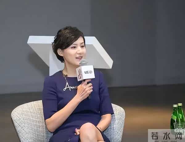 她是金牌美女主持，嫁上海首富生3个孩子，54岁看着像34岁好年轻