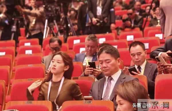 章泽天烫发翻车后 听劝拉直笑容灿烂 和刘强东同框不再唯唯诺诺