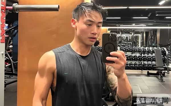 43岁阿Sa恋情曝光，竟然是比自己小10岁的健身教练，不少网友担心