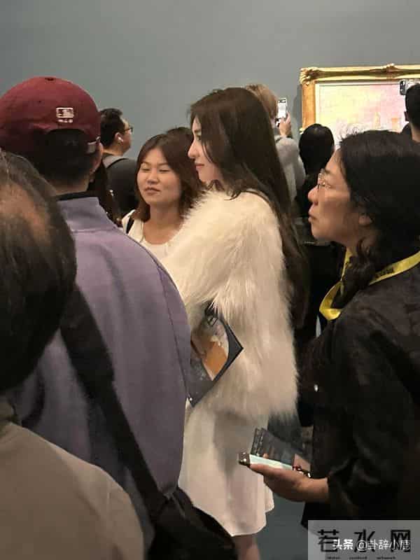 徐如蓝看展被网友偶遇,肤白貌美大长腿,真带劲,这算顶美了吧!