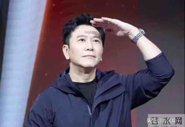 香港演员温兆伦的现状:61岁定居北京,依然帅气,10岁女儿很漂亮