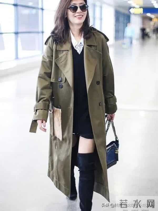 贾静雯机场私服真时髦!军绿色大衣+小黑裙+长筒靴,高级又洋气!