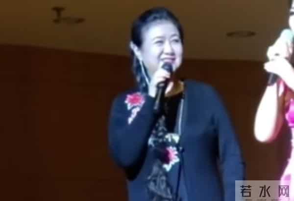 她曾是央视第一美女,赴港生子后离开央视,如今远居美国不再露面