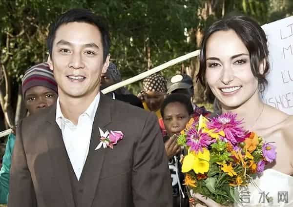 吴彦祖晒与妻子一起理发照，被问是夫妻还是兄弟？