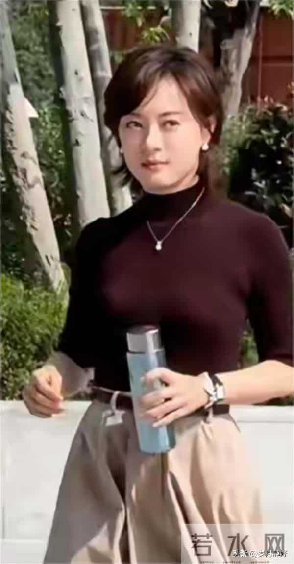 孙俪无锡拍戏被偶遇,身穿毛呢大衣新发型好洋气,本人又瘦又美!