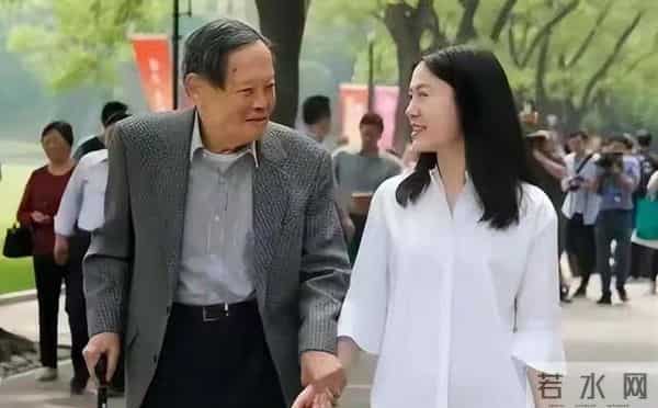 杨振宁远行，翁帆同窗忆：21年婚姻，真相比遗产争议暖