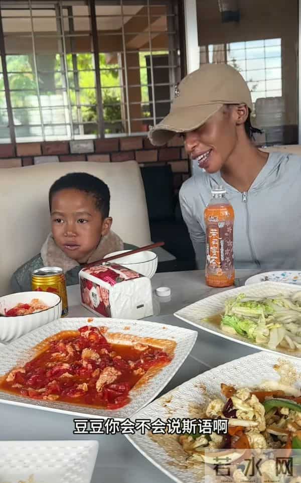 菲利丝母子终于露面,豆豆又黑又瘦惹人心疼